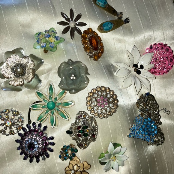 Other - Bundle of vintage brooches, all for 1 price minus earrings